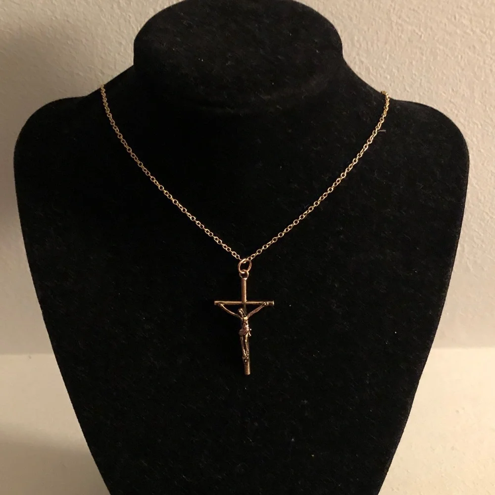 Elegant Gold Crucifix Pendant Necklace - Picture 3 of 7